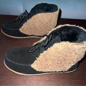 WMNS BRAND NEW MINNETONKA TORREY BOOTS (color black Berber size 8)